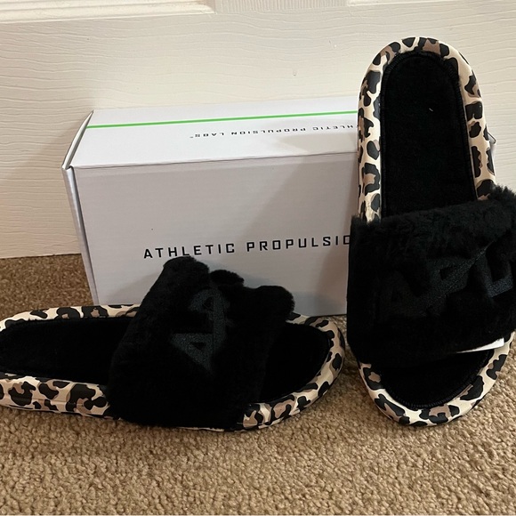 APL Women’s Shearling Slide NWT in Box Black/Leopard Print Size 7 - Picture 2 of 6